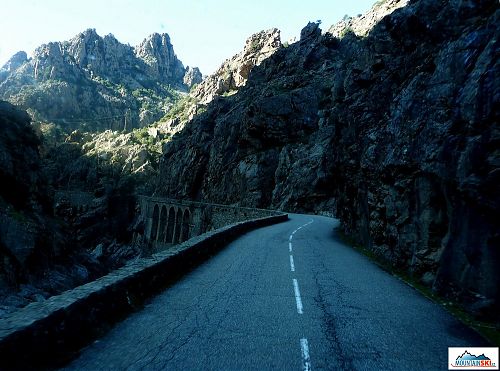 Údolie Scala di sta.Régina s riekou Golo, kadiaľ vedie úzka horská cesta do sedla Vergio