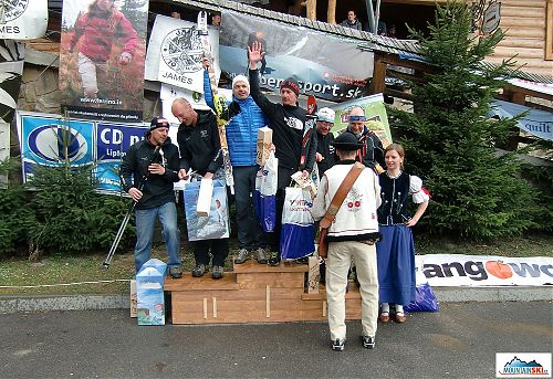 Stupně vítězů při závodu veteránu, za povšimnutí stojí několi věcí: 1. chlapík ve slovenském kroji má na nohou sportovní obuv, 2. okrojovaná slečna má holé ruce a 3. Petr Novák je v čepici a péřové bundě :<del>)