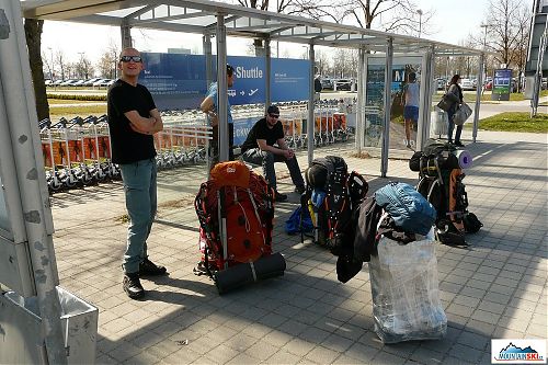 V Mnichově čekáme na bus k terminálu, venku je dvacet nad nulou a my se sněžnicemi