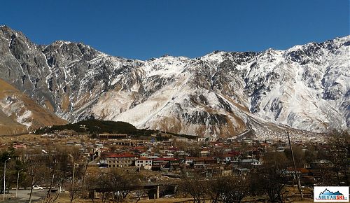 Vesnička Stepantsminde, výchozí bod pro výpravy na Kazbek a na pár dnů poslední civilizace