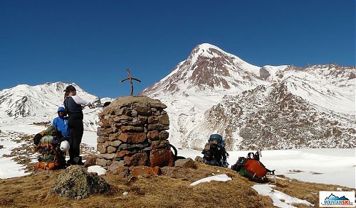 Jedna z mnoha přestávek na cestě k vrcholu a nezbytné přemáznutí se krémem proti agresivnímu slunci – pomodlení jsme vynechali, někteří to možná mohli zkusit...