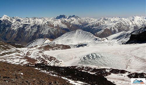 Pohled od Bethlemi Hut - ledovec Gergeti, Kazbek za zády