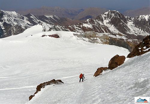 Tady se už při sestupu z Kazbeku šlo celkem dobře, šlo se po vyšlapaných stopách, ale i tak pomalu, neboť se nevyplácí riskovat