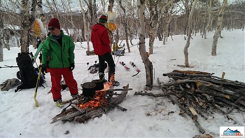 Při jarních výletech vaříme na ohništi
