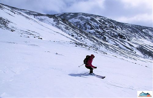 Lyžování v údolí Darfálvággi, sníh z okolních svahů zmizel díky silnému větru
