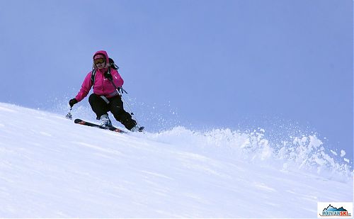 Lenka na svazích nad chatou Kebnekaise