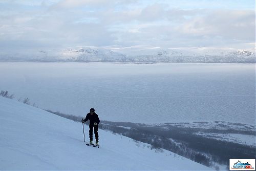 Jan stoupá vysoko nad zamrznuté jezero