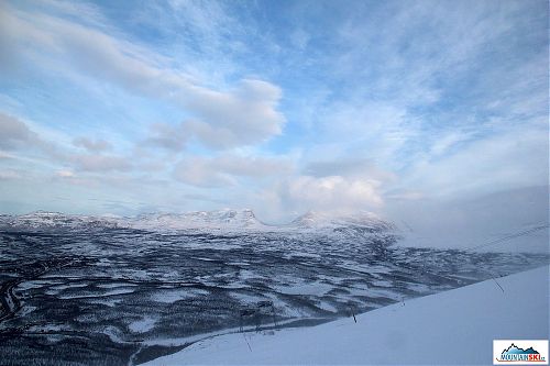 Brána Národního parku Abisko ze svahů lyžařského střediska