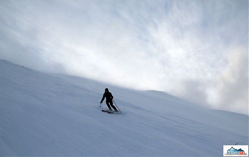 Jan sjíždí v silném větru v oblasti Abiska