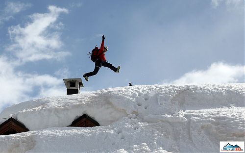 Jen tak si skákat - tentokrát z komínu Rif. Stavel F. Denza do 195 cm vysoké sněhové pokrývky