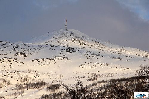 V sobotu večer přestalo na chvíli pršet - takto vypadá horní část lyžařského střediska při západu slunce