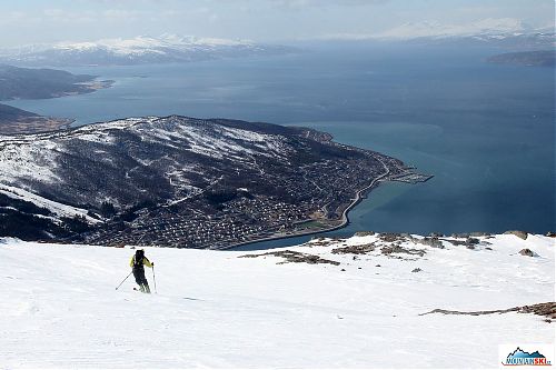 Valím dole kopcom po přemrzlém podkladu vedle sjezdovky