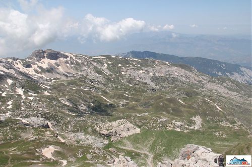 Na vysokohorských pláních to vypada na větší množství stezek a cest