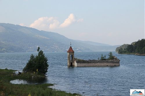 Zatopený kostel v umělém mavrovském jezeru - jezero je vidět z Golem Korabu, ale kostel ne