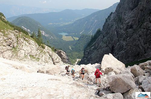 Odkudpak přiletěly tyto kameny? V pozadí Laghi de Fusine