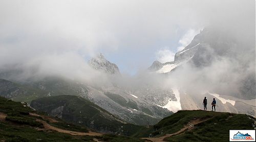 Mangart začíná konečně vylézat z mlhy a mraků