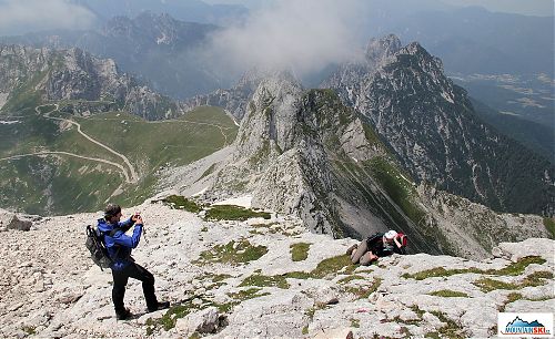 Lenka předvádí, jak správně pózovat na slovinsko-italské hranici na západních svazích Mangartu