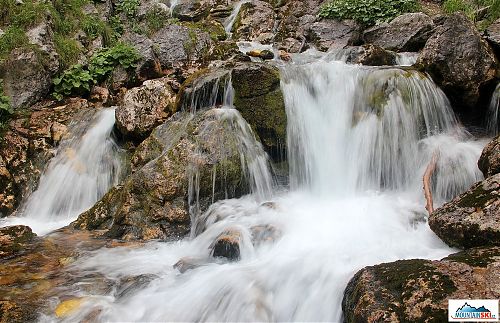 Kousek nad tímto malým vodopádem pramení řeka Soča