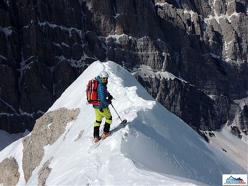 Netradiční sjezd ostřím hřebene