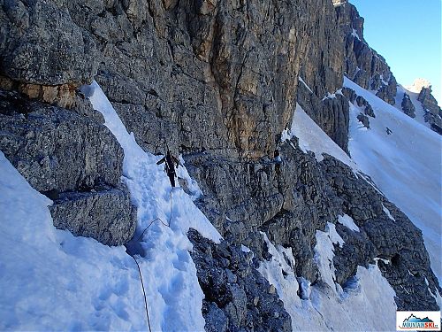 Sníh střídá skálu