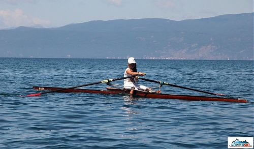 Na Ohridském jezeře jsme potkali dvě veslařky, tato zrovna relaxuje po první části tréninku