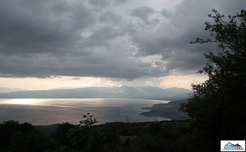 Ohridské jezero z nadhledu, vpravo je částečně vidět samotný Ohrid