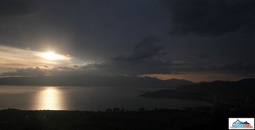 Slunce se snaží prorazit skrz mraky na Ohridským jezerem