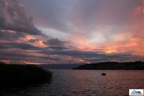 Slunce už zapadlo a obloha nad Ohridským jezerem se barví do syté červené
