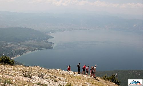 Ideální vyhlídkové místo na jižní část Ohridu - částečně v oparu je Pogradec