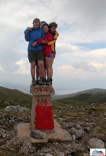 Na vrcholu Magaro - na betonový patník se v pohodě vlezou čtyři učitelky