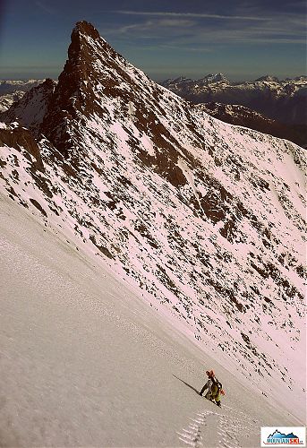 Vlézáme do ledu, s Nadelhornem v pozadí - foto Miro Peťo