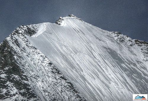 Lenzspitze s viditelnou stopou, kterou jsme při sjezdu zanechali 