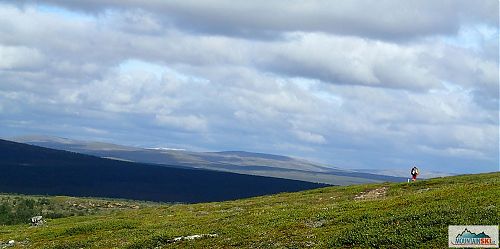 V diaľke zasnežené Norske kopce