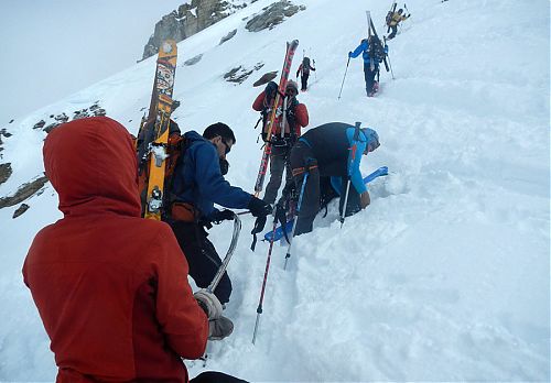 Při Haute Route se občas musí stoupat po svých