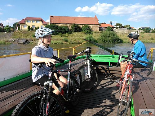 V Lužci nad Vltavou jsme použili přívoz v krásně a rychle tekoucí Vltavě