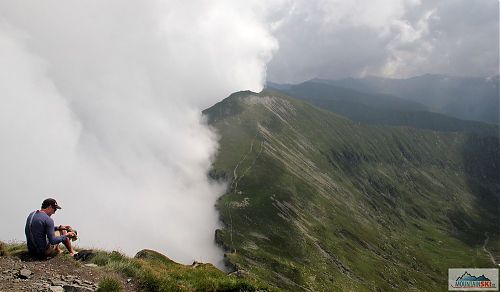 Z jedné strany komplet zataženo