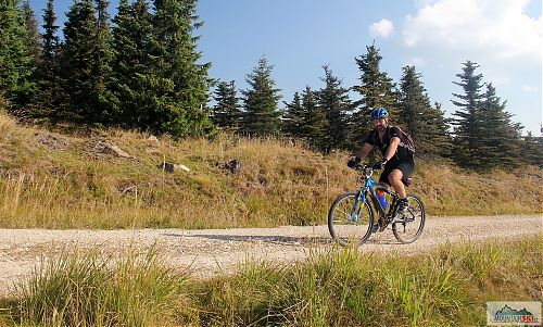 Petr mastí hore kopcom v téměř tropickém počasí