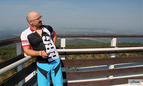Vojta na vrcholu rozhledny na Smrku
