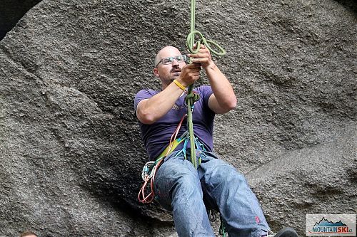 Horský vůdce Vojta Dvořák předvádí sebezajištění při slaňování