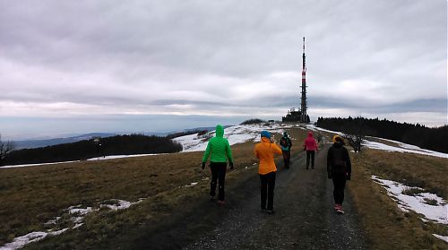 Dámská skupina výletníků na hřebenu Bilých Karpat