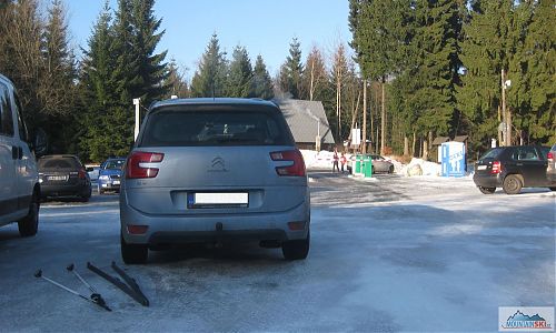 Parkoviště číslo 2 v Bedřichově - za 150 Kč na den většina plochy čistý led