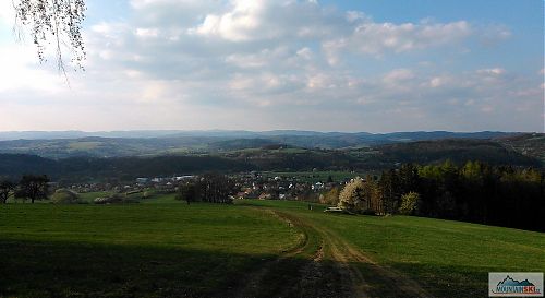 Za Lhotskem jsou vzadu Hostýnské vrchy