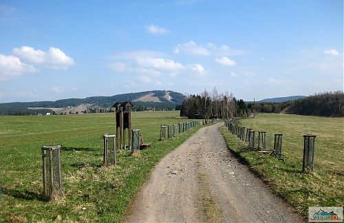 Posledním vrcholem nedělní vyjížďky je Plešivec s EU dotovaným lyžařským střediskem