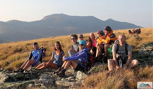 Genderově nevyvážená skupina v podvečerním světle na Veternici (2420 m), v pozadí je nejvyšší vrchol Pelisteru - 2601 metrů vysoká Baba