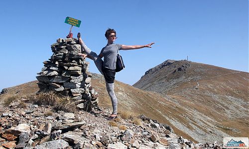 Na vrcholu Široko Strapalo (2415 m) s výhledem na nedaleký nejvyšší vrchol Pelisteru