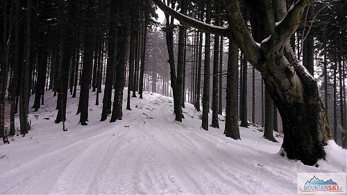 Na Tanečnici traktoristi uhli směrem na Hážovské díly, běžkaři, těšte se...