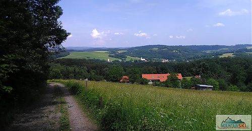 Sjezd do Pozděchova, vzadu už vykukuje Vartovna