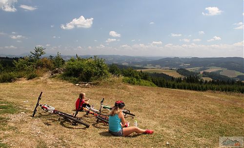 Od rozhledny Maruška jsou parádní výhledy na Beskydy, Vsacké Beskydy a Hostýnské vrchy