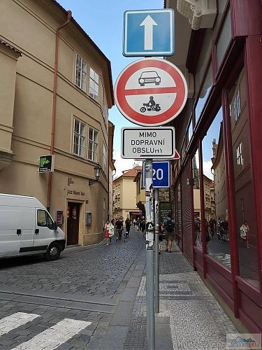 V ulici Jilská je vjezd povolen pouze dopravní obsluze, aut tam ale mnohdy jezdí jako na  hlavní silnici - v odbočce do Vejvovody je potom zákaz vjezdu cyklistů