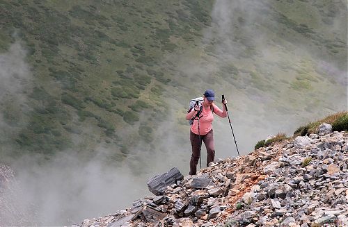 Stoupání kamenolomem na hřebenovce k Titovu vrvu